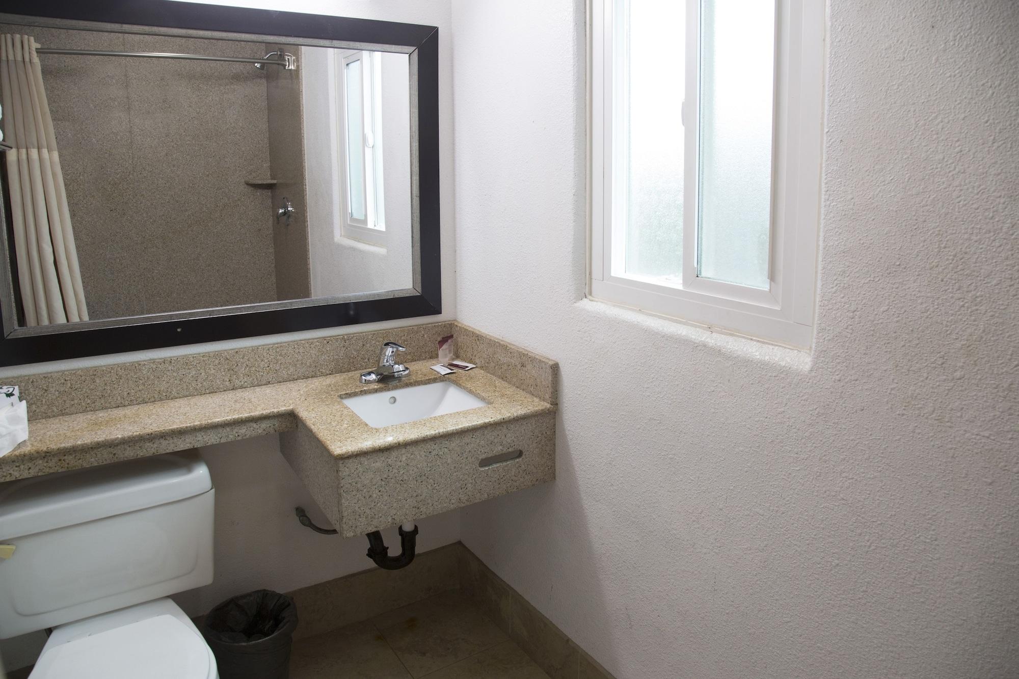 Harbor Inn & Suites אושנסייד מראה חיצוני תמונה