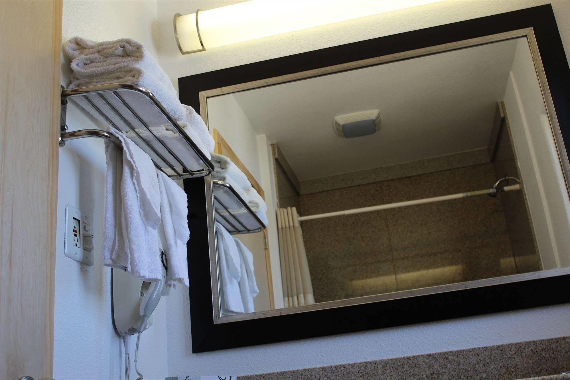 Harbor Inn & Suites אושנסייד מראה חיצוני תמונה